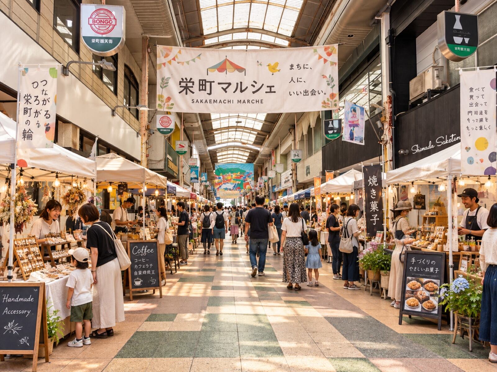 アーケードにテントや看板が並び、来場者でにぎわう栄町マルシェのイメージ